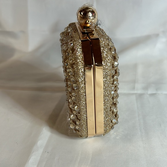 Gold Textured/Faceted Snap Close Clutch. Crossbody Chain. NWOT - Picture 4 of 8